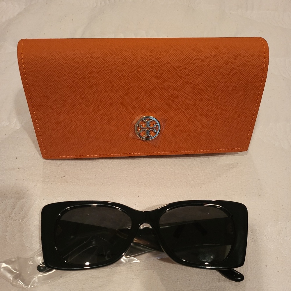 NWT.   Tory Burch sunglasses
